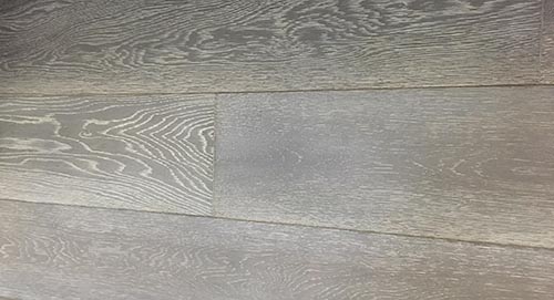 Parquet massif chêne huilè finition spèciale - Chêne massif huilé bord vieilli a la main gris bleuté cérusé blanc 180x20<br />
