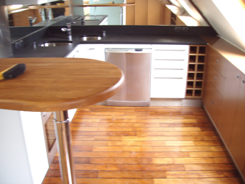Parquet spécifique pont de bateau avec joint d'étanchéité noir dans une cuisine - parquet-huile.com