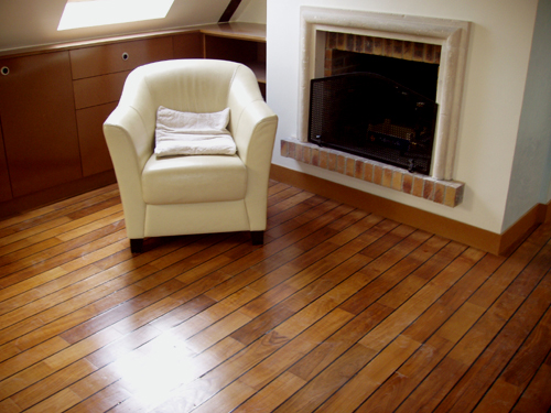 Parquet spécifique pont de bateau avec joint d'étanchéité noir dans un séjour - parquet-huile.com