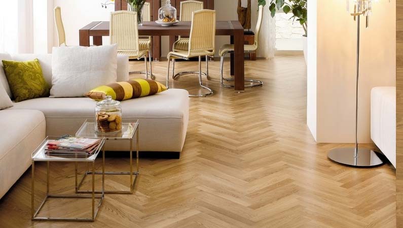 Parquet flottant chêne verni - Baton rompu chene contrecolle pr verni 70x10 l490<br />
(compatible avec sol raffraîchissant) - certifié pefc 70%