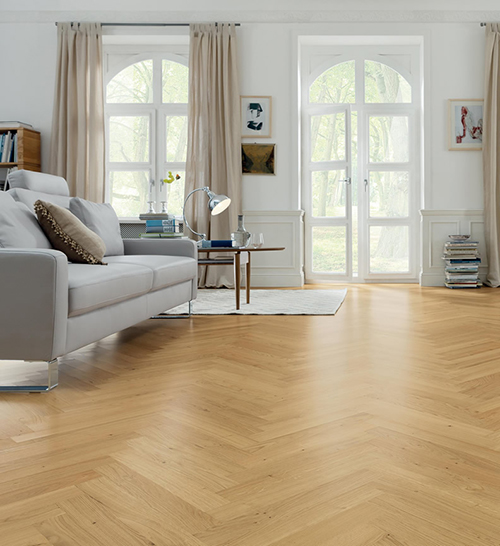 Parquet flottant chêne verni - Baton rompu chene contrecolle terra pr bis verni 70x10 l490<br />
(compatible sol raffraîchissant) - certifié pefc 70%