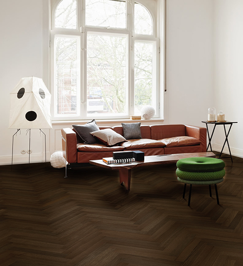 Parquet flottant chêne verni - Baton rompu chene contrecolle fonce verni 70x10 l490<br />
(compatible avec sol raffraîchissant) - certifié pefc 70%