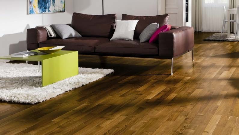 Parquet flottant chêne verni - Baton rompu contrecolle robinier ambre authentique 70x10 l490<br />
(compatible avec sol raffraîchissant) - certifié pefc 70%