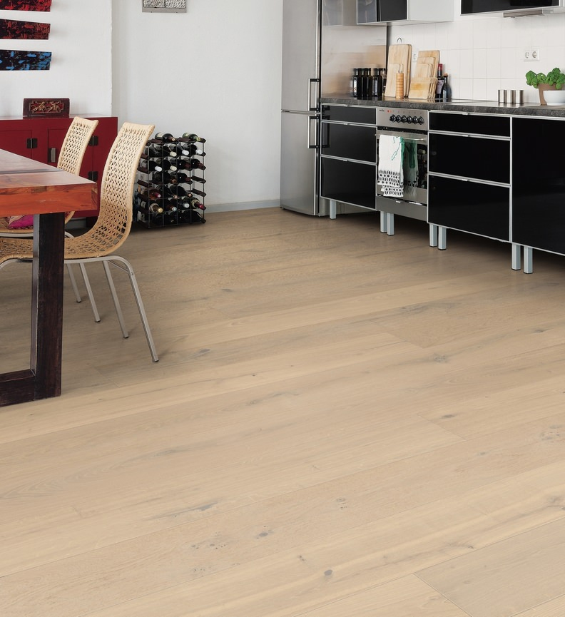 Parquet Flottant Chêne Verni - HARO8538937 - Chene contrecolle chene blanc sable sauvage brosse-planche large a l'ancienne- serie 4000- naturalin- certifié pefc 70%<br />
<br />