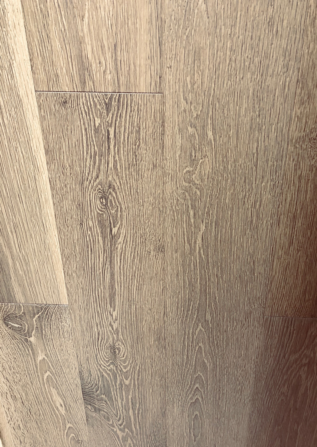 Parquet flottant chêne huilé - Ch?ne contrecolle rustique huil? blois bross? - 190x22x l1820mm couche d'usure de 6mm de ch?ne
obligatoire : application d'huile-cire d?s la 1?re utilisation