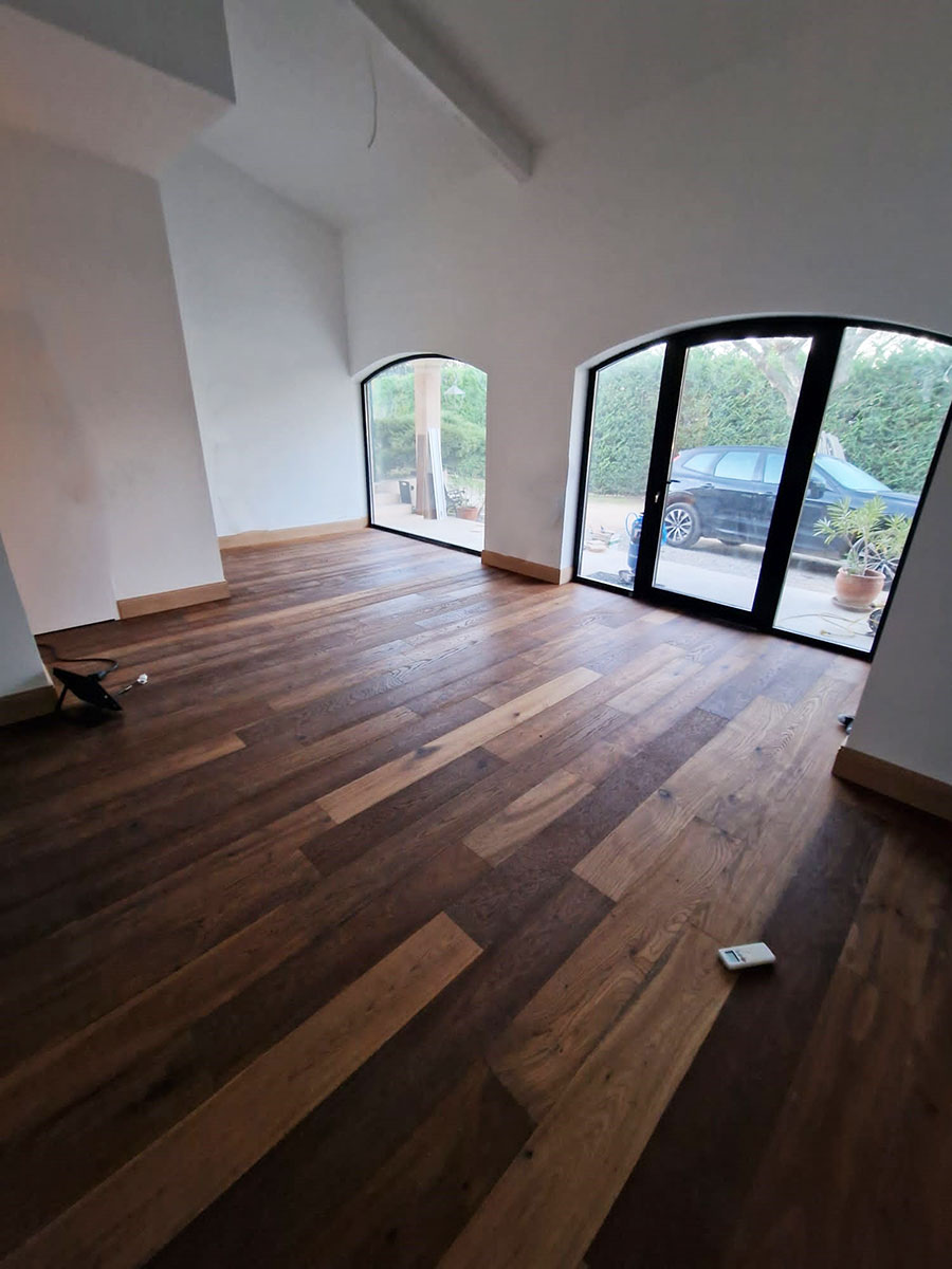 Parquet flottant chêne huilé - Chene contrecolle rustique huile fume sirocco go-4 190x14x3mm  l600-1900mm
thermo-trait? dans la masse
obligatoire : application d'huile-cire d?s la 1?re utilisation