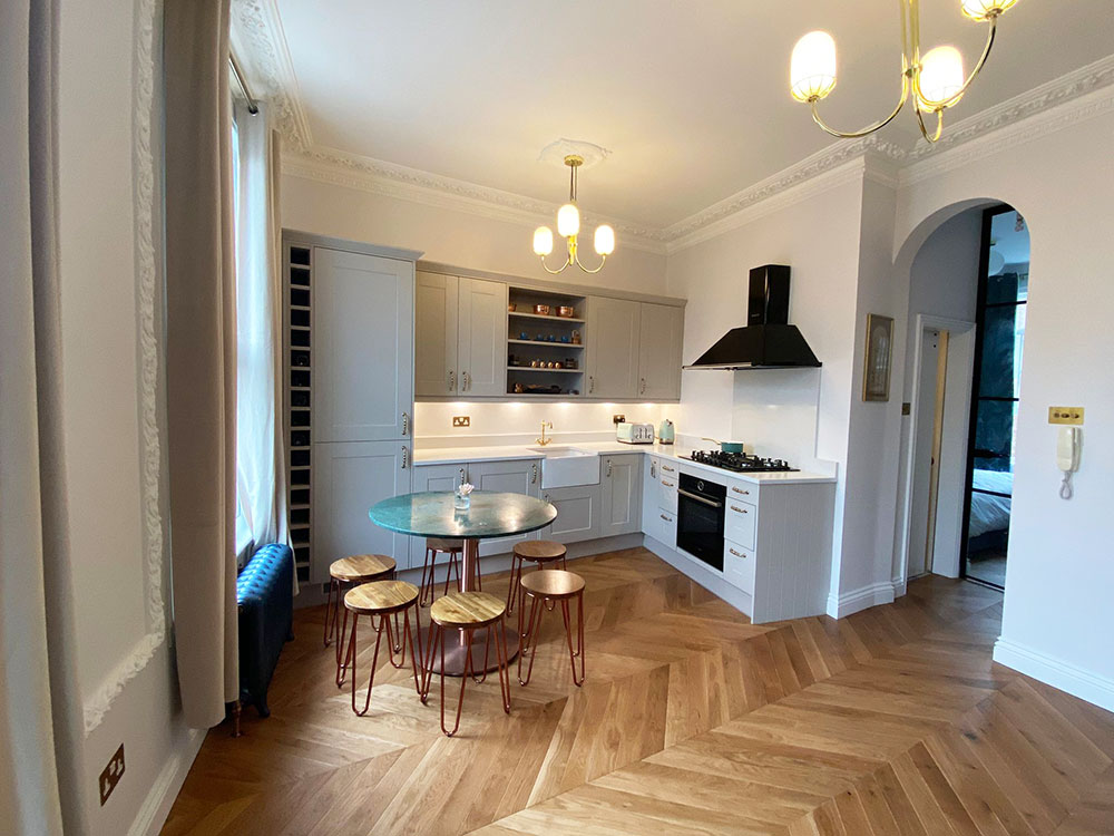 Parquet massif chêne verni - Point de hongrie chene  massif village nature verni  90mm x 14mm x go-4 vieilli bords martelés