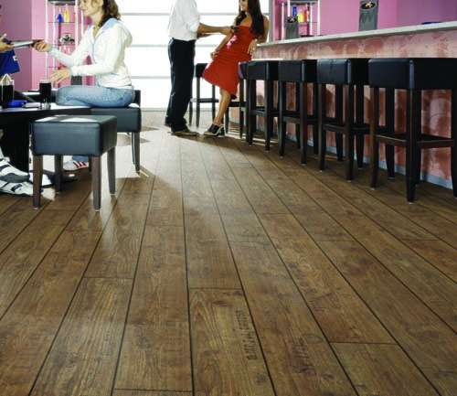 Sol stratifié effet parquet chêne chanfreiné Premibel Parquet 