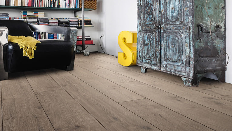 Parquet stratifié décoart rimini planches larges
 plaza - HARO Sol Stratifié TRITTY 100 Planche large à l'ancienne 4V Chêne Portland gris* authentic Top Connect