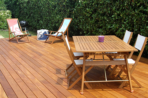 Terrasse extérieure en bois massif