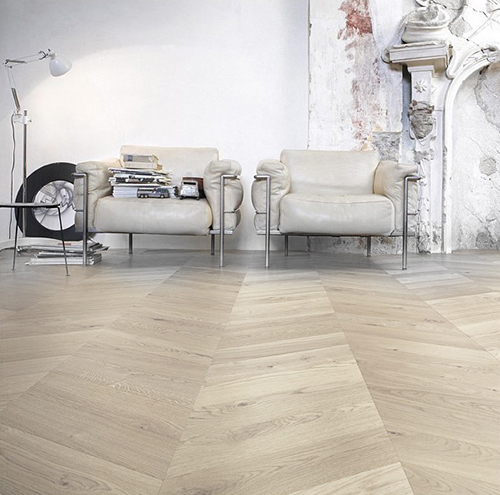 Parquet massif chêne huilé - Point de hongrie 45° chêne massif huilé brossé aspect bois brut pr bis nature 90x14x500 go-4  - prix pour le lot de 84.60m²
 - certifié pefc 100%