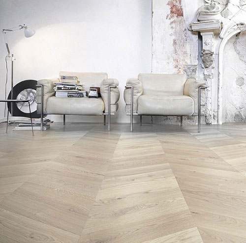 Parquet massif chêne verni - Point de hongrie 45° chêne massif campagne verni brossé incolore 90x14x l500mm go 4 - certifié pefc 100% - prix pour le lot de 94.14m²