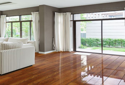 Rénover un parquet verni ou teinté