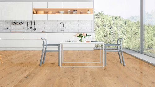 parquet massif ou parquet contrecollé flottant dans la cuisine
